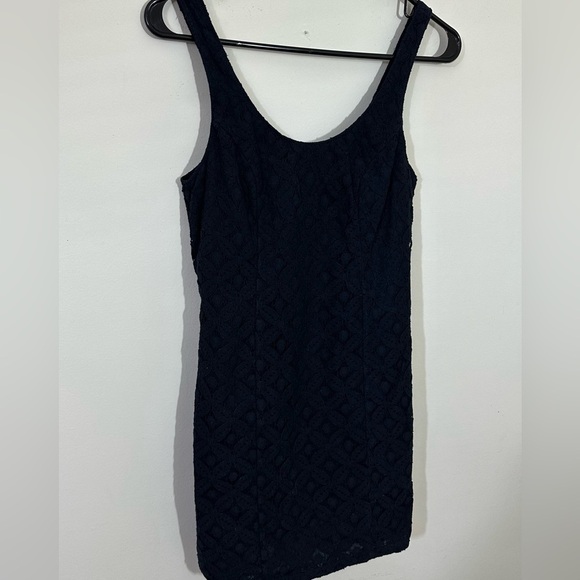 Hollister sz 0 sheath dress in a navy lace. The lace has a texture not delicate - Picture 1 of 13